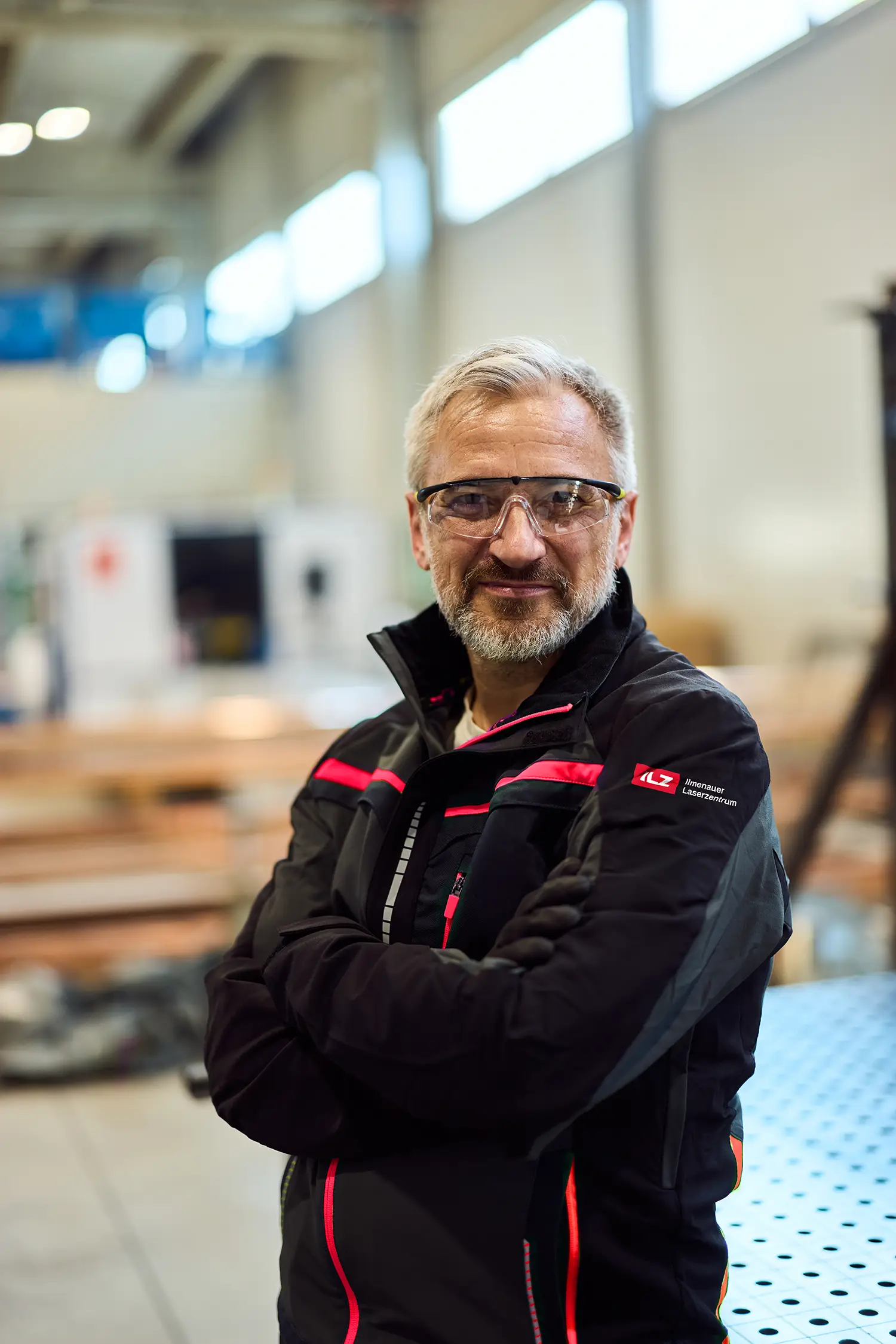 Geschäftsführer Ingolf Kellner an der Laseranlage